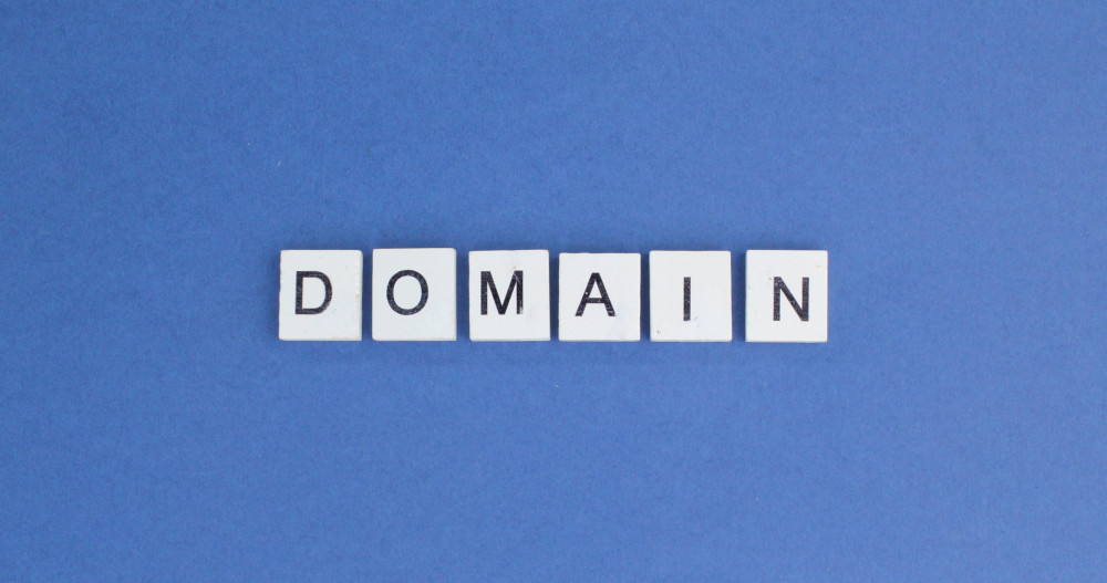 Enregistrer un nom de domaine : étapes, conseils et astuces